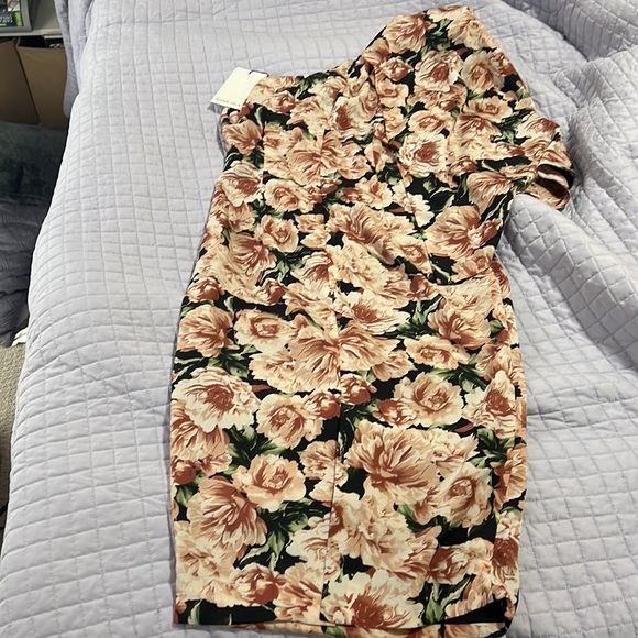 Lavish Alice One shoulder cape midi floral dress - Picture 7 of 9